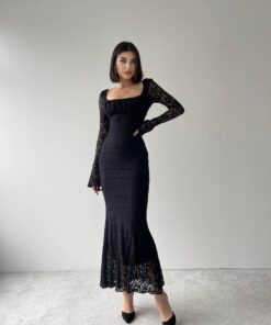 Alternative view of فستان أسود مصنوع من الدانتيل بتصميم يجمع بين الكلاسيكية والحداثة