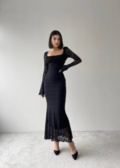 Alternative view of فستان أسود مصنوع من الدانتيل بتصميم يجمع بين الكلاسيكية والحداثة