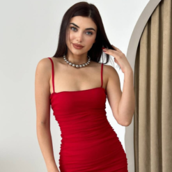 فستان أحمر بتصميم بسيط ومميز