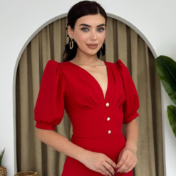 فستان أحمر بطول متوسط وتصميم كلاسيكي