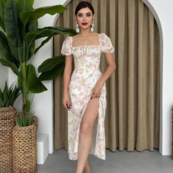 فستان ابيض بنمط زهور ملونة