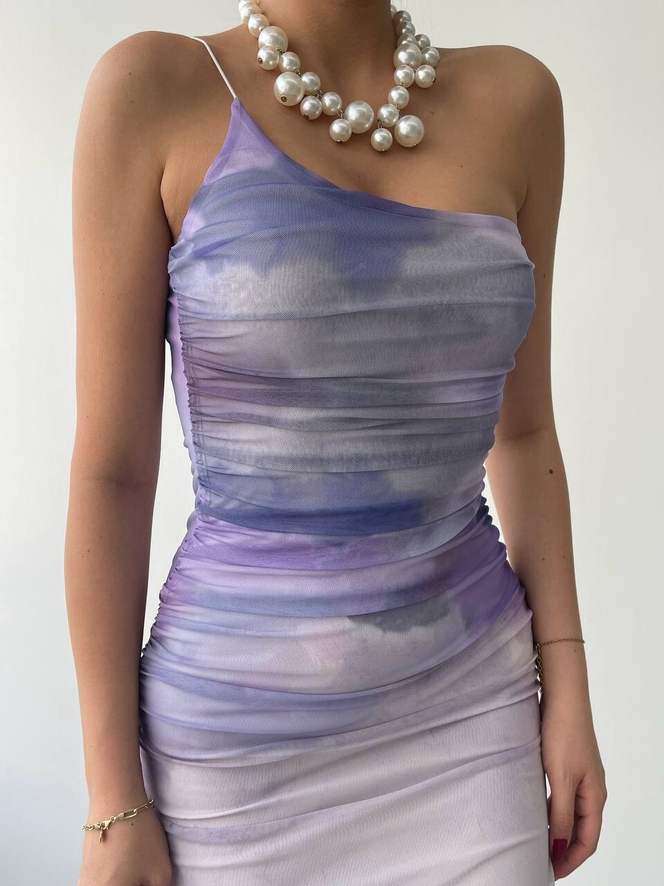 فستان بنفسجي بتصميم كتف واحد - الصورة 3