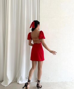 Alternative view of فستان قصير باللون الأحمر مع أكمام منتفخة ورباطات متقاطعة على الظهر