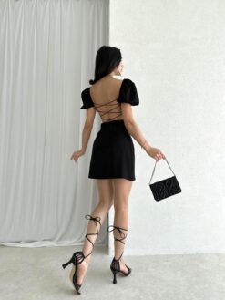 Alternative view of فستان قصير باللون الاسود مع أكمام منتفخة ورباطات متقاطعة على الظهر