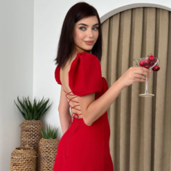 فستان قصير باللون الأحمر مع أكمام منتفخة ورباطات متقاطعة على الظهر