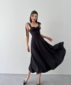 Alternative view of فستان أسود يتميز بحمالات كتف يمكن ربطها على شكل عقد