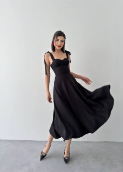 Alternative view of فستان أسود يتميز بحمالات كتف يمكن ربطها على شكل عقد