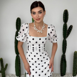 فستان ابيض مزين بنقاط بولكا سوداء