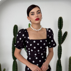 فستان أسود بنقاط بولكا بيضاء