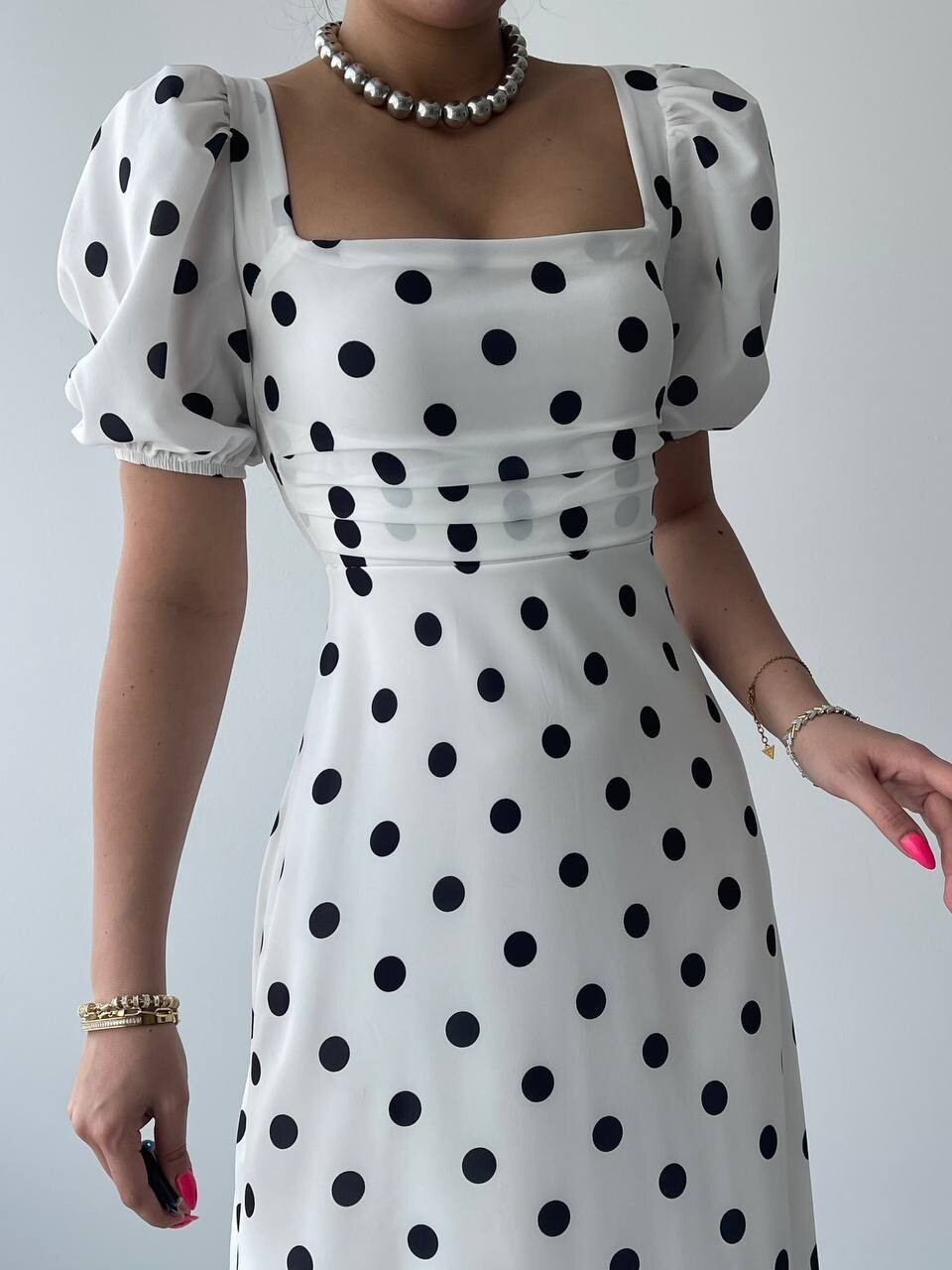 فستان ابيض مزين بنقاط بولكا سوداء - الصورة 2