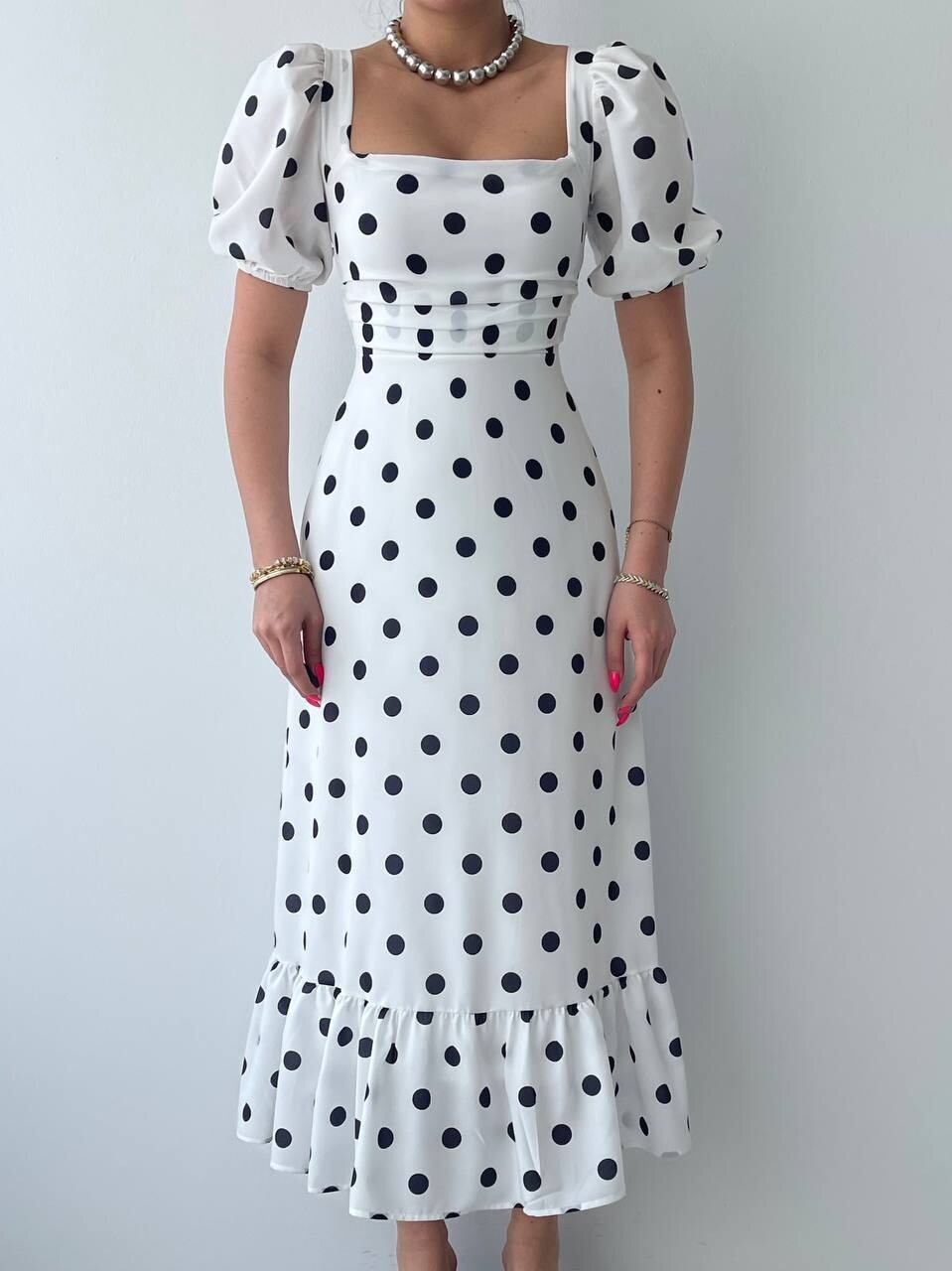 فستان ابيض مزين بنقاط بولكا سوداء - الصورة 3