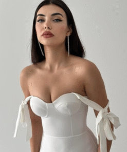 فستان أبيض ناعم بربطات كتف