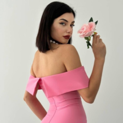 فستان وردي بكتف مكشوف