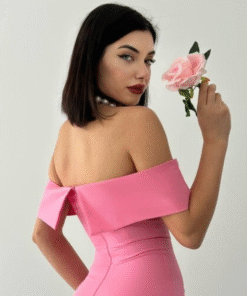 فستان وردي بكتف مكشوف