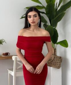 Alternative view of أوف شولدر أحمر بكسرات خصر