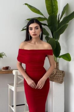 Alternative view of أوف شولدر أحمر بكسرات خصر