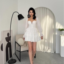 فستان أبيض قصير بنقشة ناعمة وكشكش طبقات