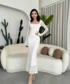 Alternative view of فستان أبيض مصنوع من الدانتيل بتصميم يجمع بين الكلاسيكية والحداثة