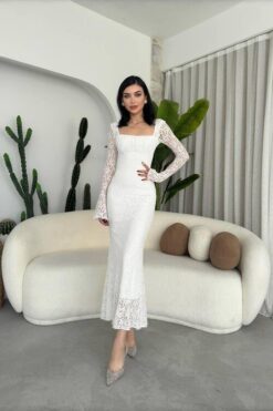 Alternative view of فستان أبيض مصنوع من الدانتيل بتصميم يجمع بين الكلاسيكية والحداثة