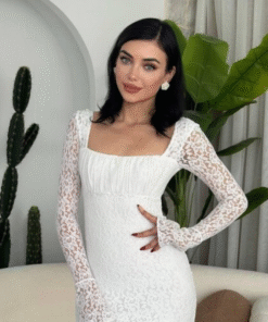 فستان أبيض مصنوع من الدانتيل بتصميم يجمع بين الكلاسيكية والحداثة