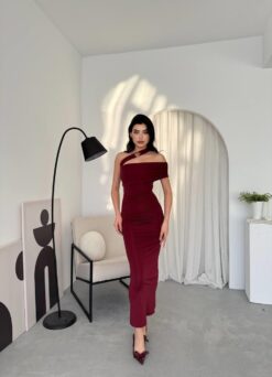 Alternative view of فستان خمري بكتف متقاطع