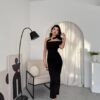 فستان بكتف مائل وتصميم ملكي أسود