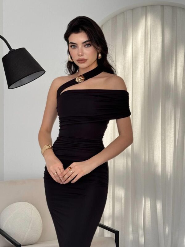 فستان بكتف مائل وتصميم ملكي أسود