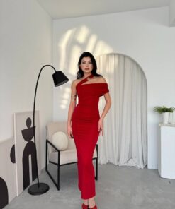 Alternative view of فستان أحمر بكتف متقاطع