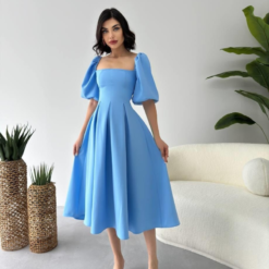 فستان ملكي أزرق سماوي بقصة كلوش وأكمام منفوشة🩵