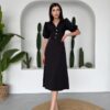 فستان أسود بطول متوسط وتصميم كلاسيكي