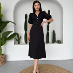 فستان أسود بطول متوسط وتصميم كلاسيكي