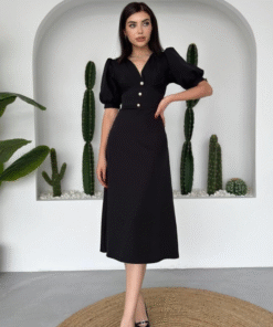 فستان أسود بطول متوسط وتصميم كلاسيكي