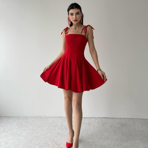 فستان أحمر قصير بموديل Clara بحمالات ❤️