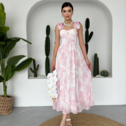 فستان وردي طويل مع فيونات على الكتفين🩷