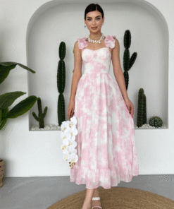 فستان وردي طويل مع فيونات على الكتفين🩷