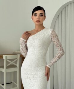 Alternative view of فستان دانتيل أبيض بكتف واحد