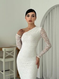 Alternative view of فستان دانتيل أبيض بكتف واحد