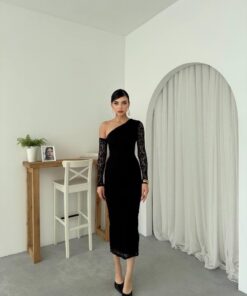 Alternative view of فستان دانتيل أسود بكتف واحد