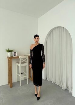 Alternative view of فستان دانتيل أسود بكتف واحد