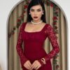 فستان خمري مصنوع من الدانتيل بتصميم يجمع بين الكلاسيكية والحداثة
