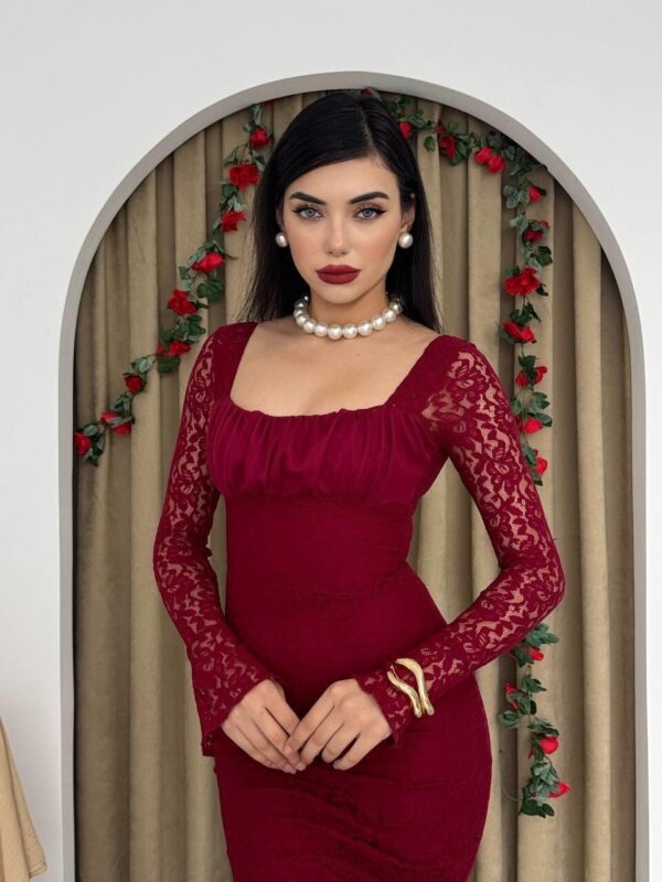 فستان خمري مصنوع من الدانتيل بتصميم يجمع بين الكلاسيكية والحداثة