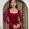 فستان خمري مصنوع من الدانتيل بتصميم يجمع بين الكلاسيكية والحداثة