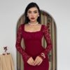فستان خمري مصنوع من الدانتيل بتصميم يجمع بين الكلاسيكية والحداثة