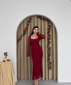 Alternative view of فستان خمري مصنوع من الدانتيل بتصميم يجمع بين الكلاسيكية والحداثة