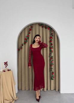 Alternative view of فستان خمري مصنوع من الدانتيل بتصميم يجمع بين الكلاسيكية والحداثة