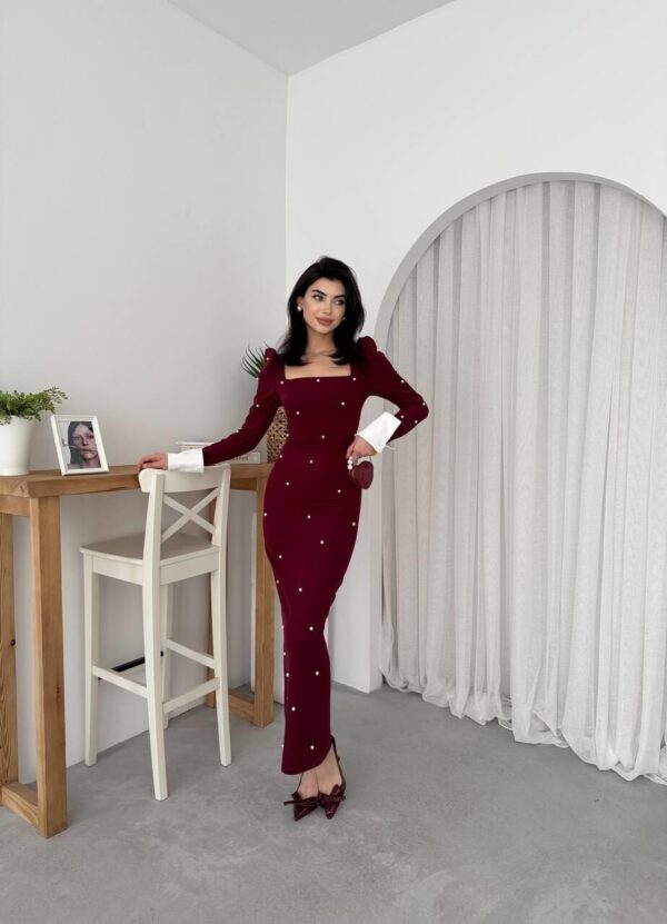 فستان خمري ستيل بإكسسوار اللؤلؤ
