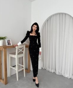 Alternative view of فستان أسود ستيل بإكسسوار اللؤلؤ