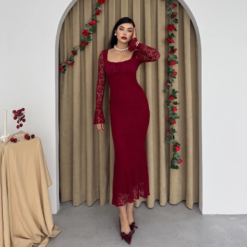 فستان خمري مصنوع من الدانتيل بتصميم يجمع بين الكلاسيكية والحداثة