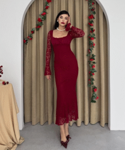 فستان خمري مصنوع من الدانتيل بتصميم يجمع بين الكلاسيكية والحداثة