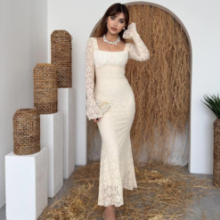 فستان بيج مصنوع من الدانتيل بتصميم يجمع بين الكلاسيكية والحداثة